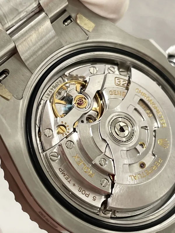 Rich Factory GMT-Master II 126710BLRO Pepsi, jubilee-style bracelet, movement, angled