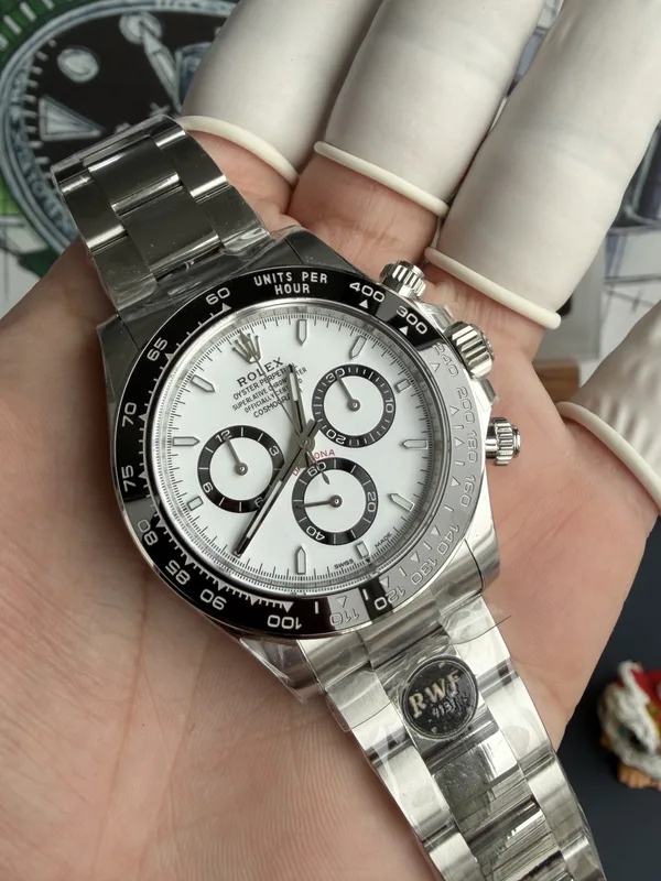RW Factory Daytona 126500LN Panda, white dial, dial, angled from the right