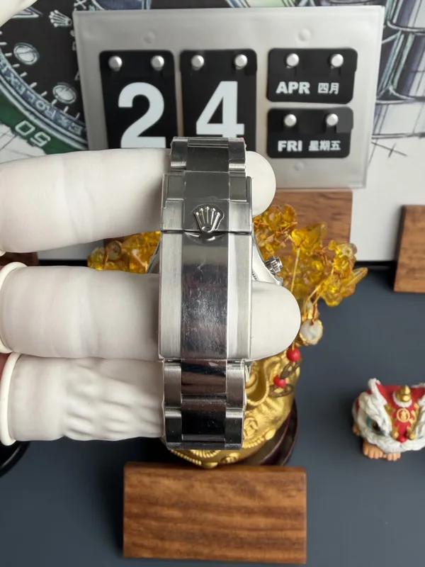 RW Factory Daytona 126500LN Panda, white dial, case profile