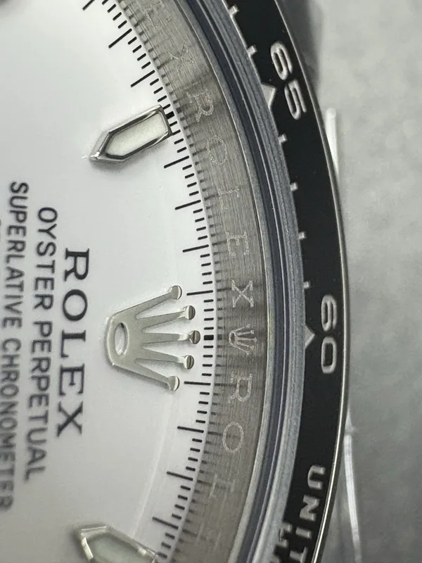RW Factory Daytona 126500LN Panda, white dial, dial print close-up