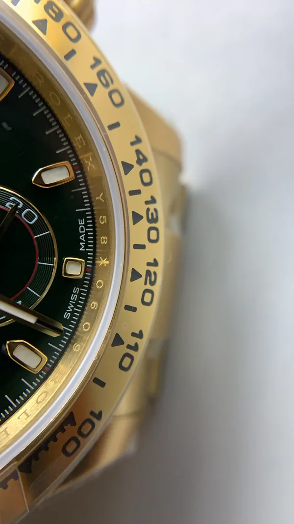 VSF Daytona 116508, green dial, yellow-gold-tone case, bezel and dial edge close-up