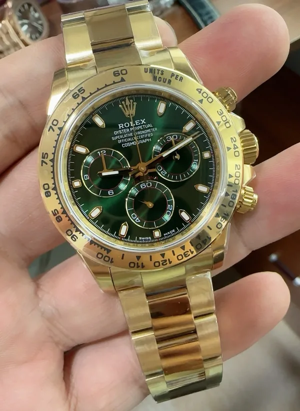 VSF Daytona 116508, green dial, yellow-gold-tone case, in the hand