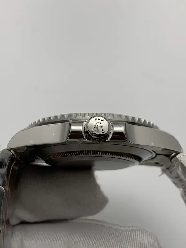 VSF Submariner No Date 124060, case profile, crown side